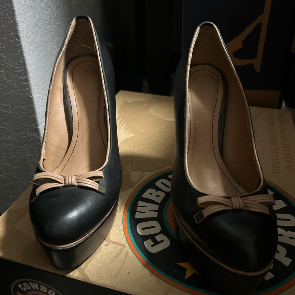 Sophisticated Black and Tan Heels with Bow Detail - Picture 6 of 6